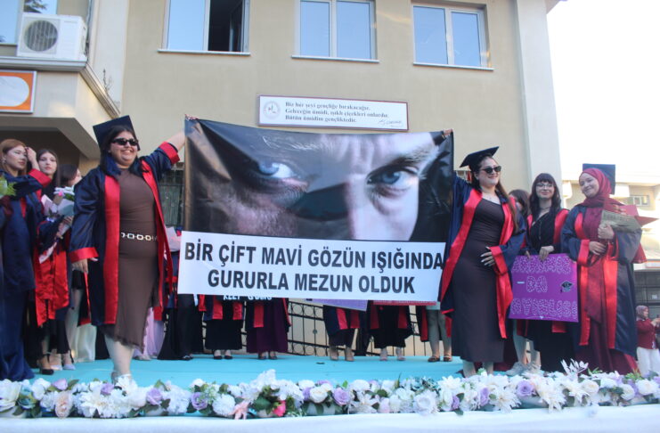 AKV Coşkulu Bir Törenle 65. Dönem Mezunlarını Uğurladı